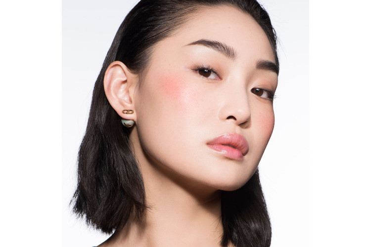 تست رنگ رژگونه دیور 601